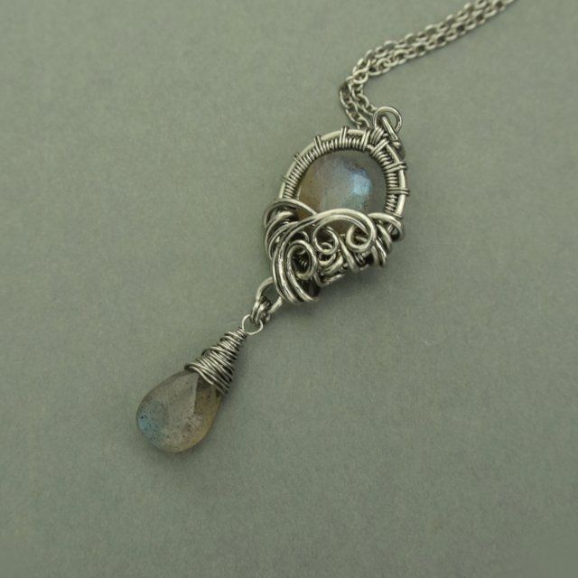 Długi wisiorek z labradorytami, wire wrapping, stal chirurgiczna, labradoryt