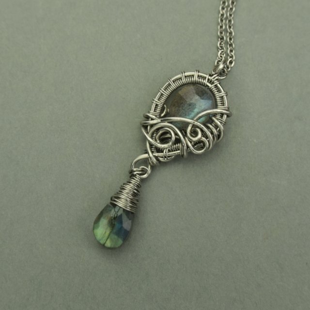 Długi wisiorek z labradorytami, wire wrapping, stal chirurgiczna, labradoryt