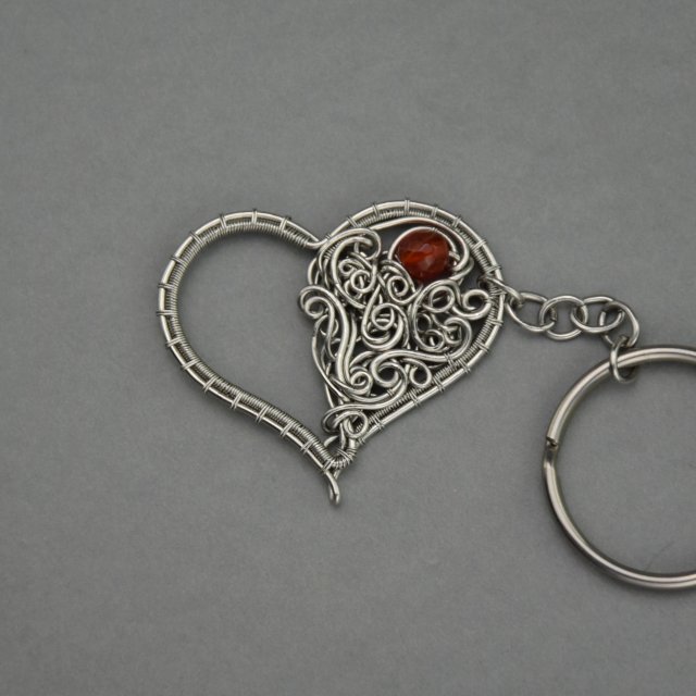 Breloczek brelok serce karneol z drutów ze stali chirurgicznej, wire wrapping