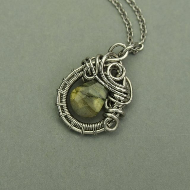 Mały wisiorek złoty labradoryt, wire wrapping, stal chirurgiczna