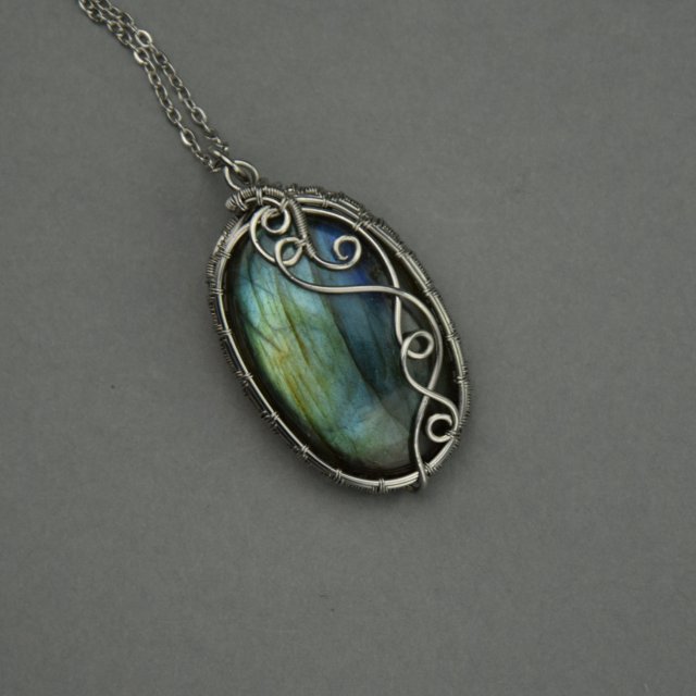 Wisiorek z kolorowym labradorytem, wire wrapping, stal chirurgiczna, labradoryt wisior