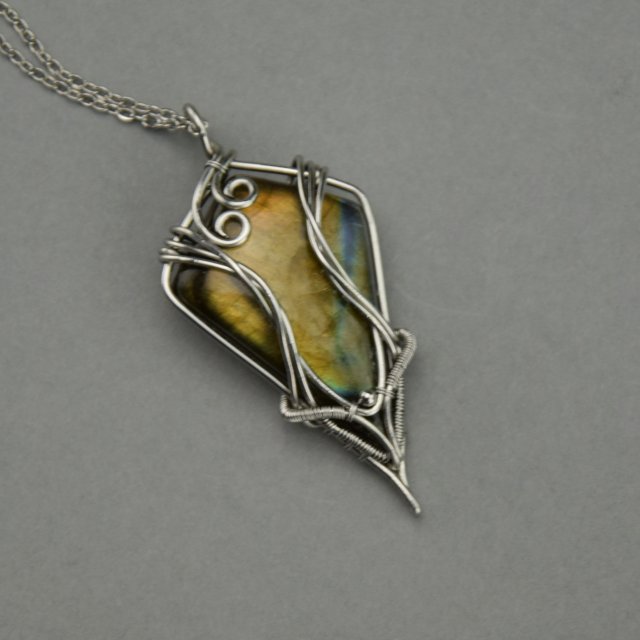 Wisiorek ze złotym labradorytem, wire wrapping, stal chirurgiczna, labradoryt wisior