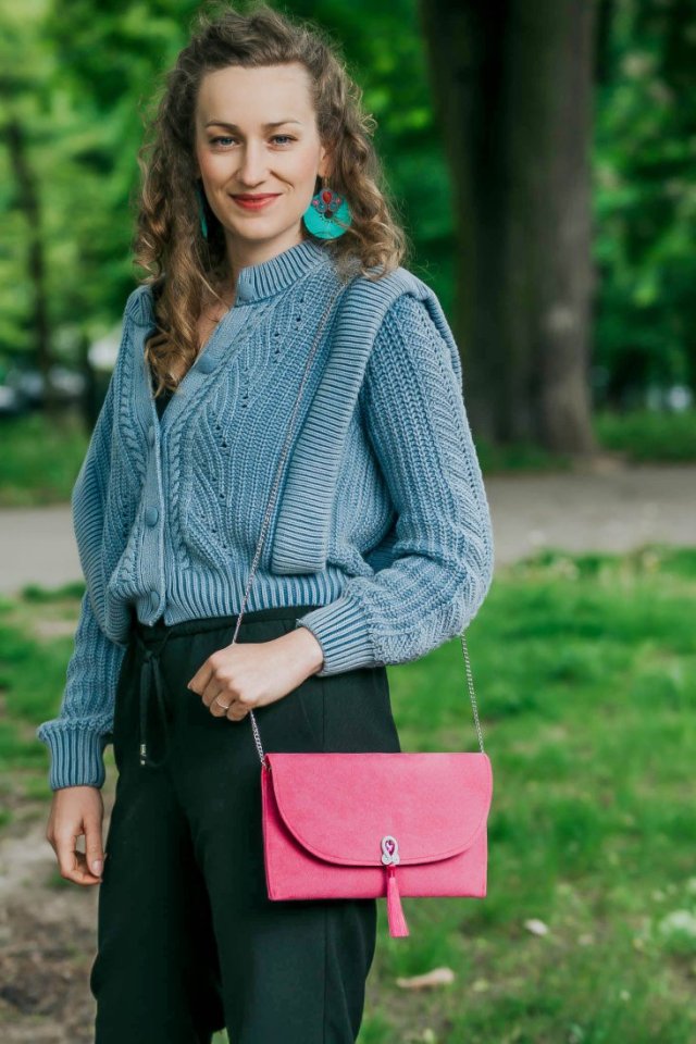 Różowa kopertówka, kopertówka z łańcuszkiem, fuksja torebka z chwostem, crossbody