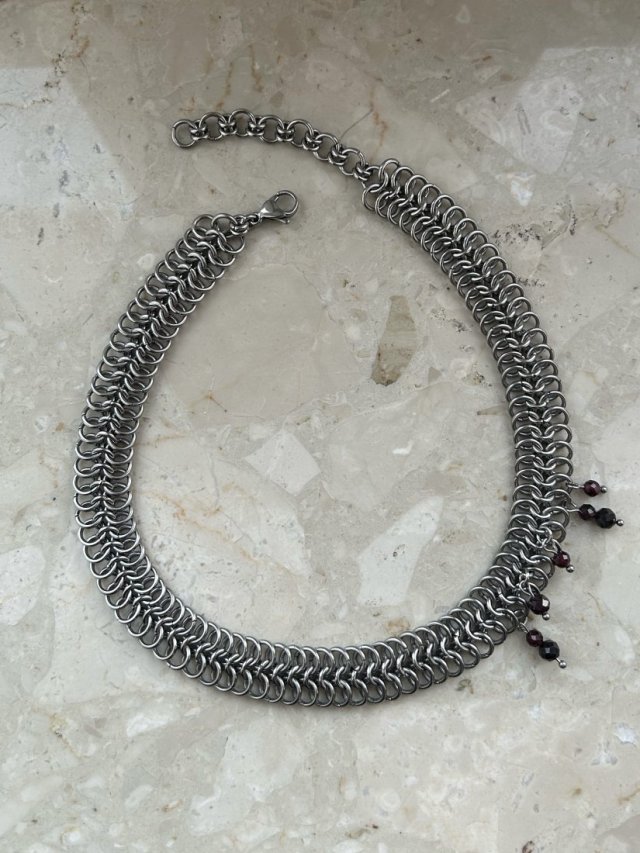 Choker chainmaille z zawieszkami z granatu