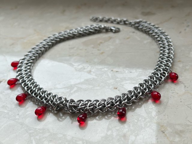 NASZYJNIK / KOLIA CHAINMAILLE ZE STALI SZLACHETNEJ I SZKLANYCH KORALIKÓW