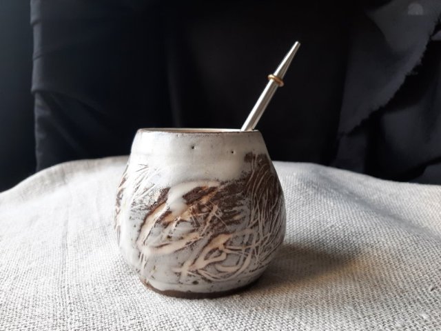 Duży ręcznie robiony Mateo, gourd, calabash - kubek do yerba mate z gliny zdobiony metodą sgraffito