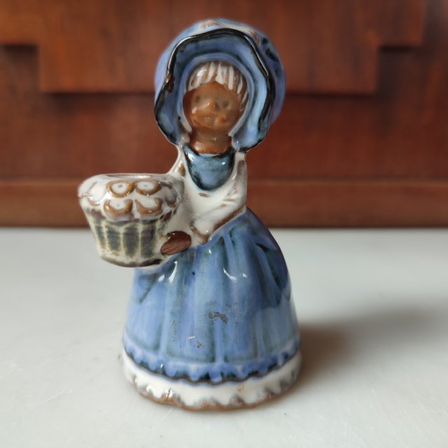 porcelanowa figurka dziewczynka z koszykiem