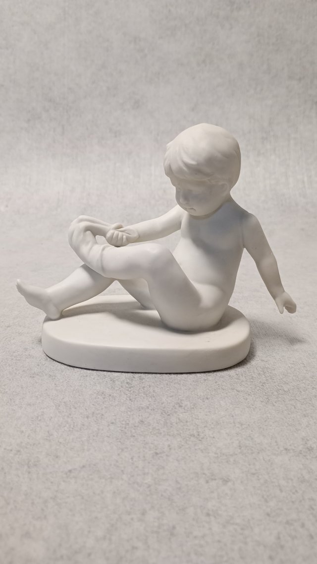 Porcelanowa Figurka chłopca Chłopczyk biskwitowa