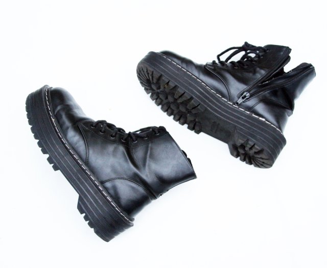 BUTY CZARNE GLANY 35 PULL&BEAR MARTENSY