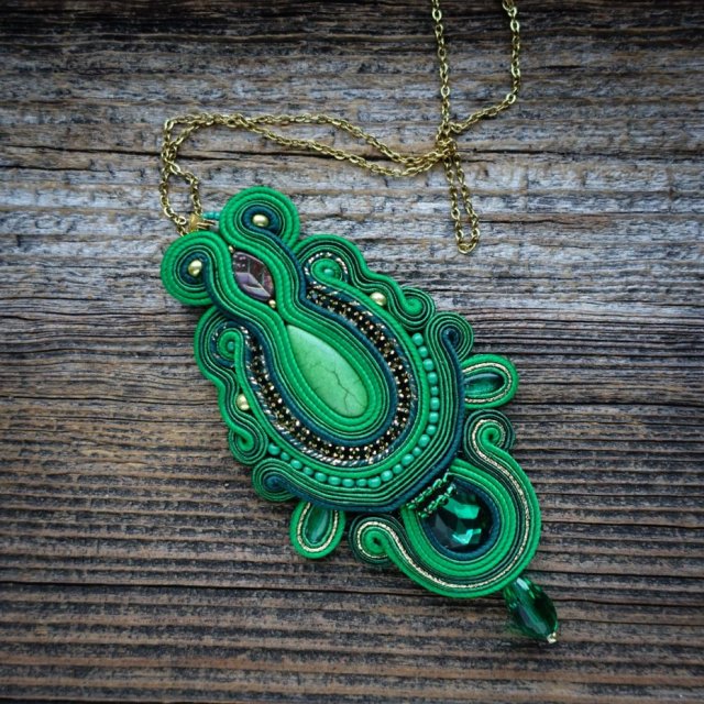 Isobelle- szmaragdowo- zielony wisior soutache