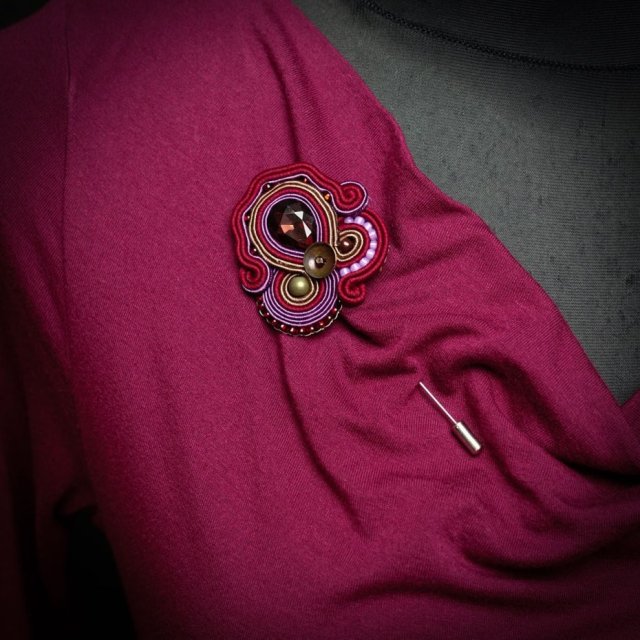 Bordowa broszka soutache