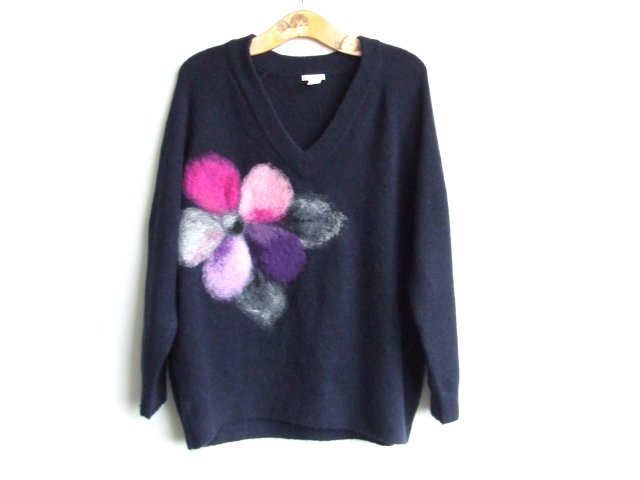 granatowy sweter r. L H&M serek filcowany kwiat