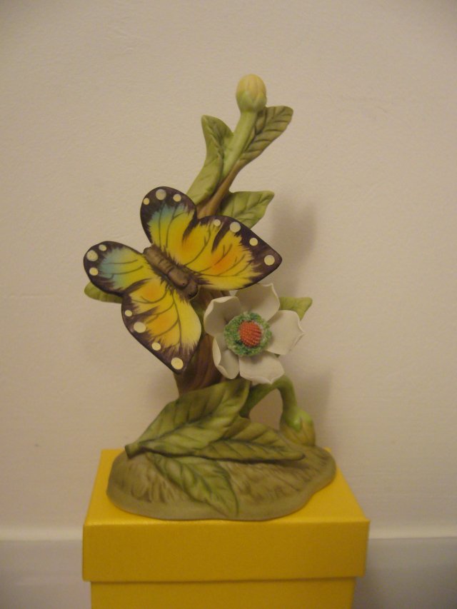 PORCELANOWA SYGNOWANA FIGURKA MOTYL