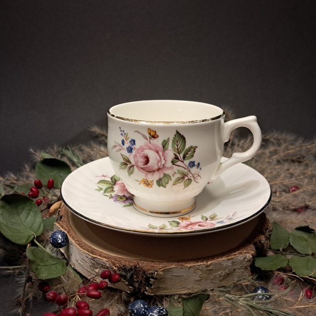 Rose of England bone china filiżanka  i spodek wzór kwiaty: piwonie, niezapominajki