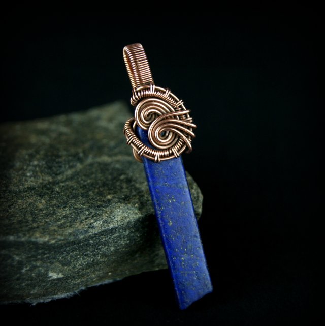 Wisiorek wire wrapping z lapis lazuli