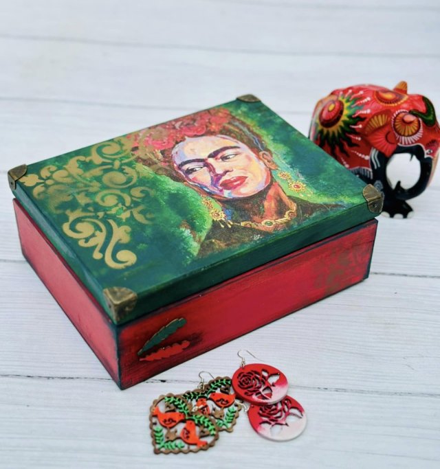 Toaletka z lusterkiem, Frida Kahlo, energetyczna kolorystyka, prezent