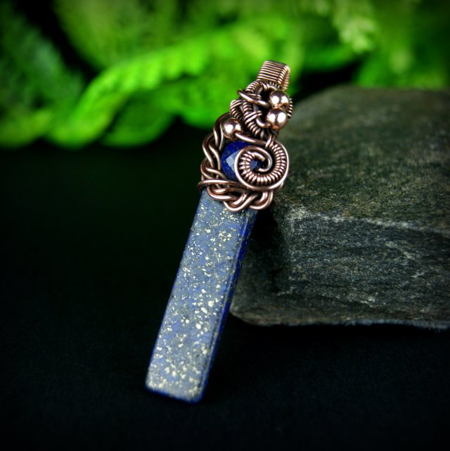 Wisiorek wire wrapping z lapis lazuli