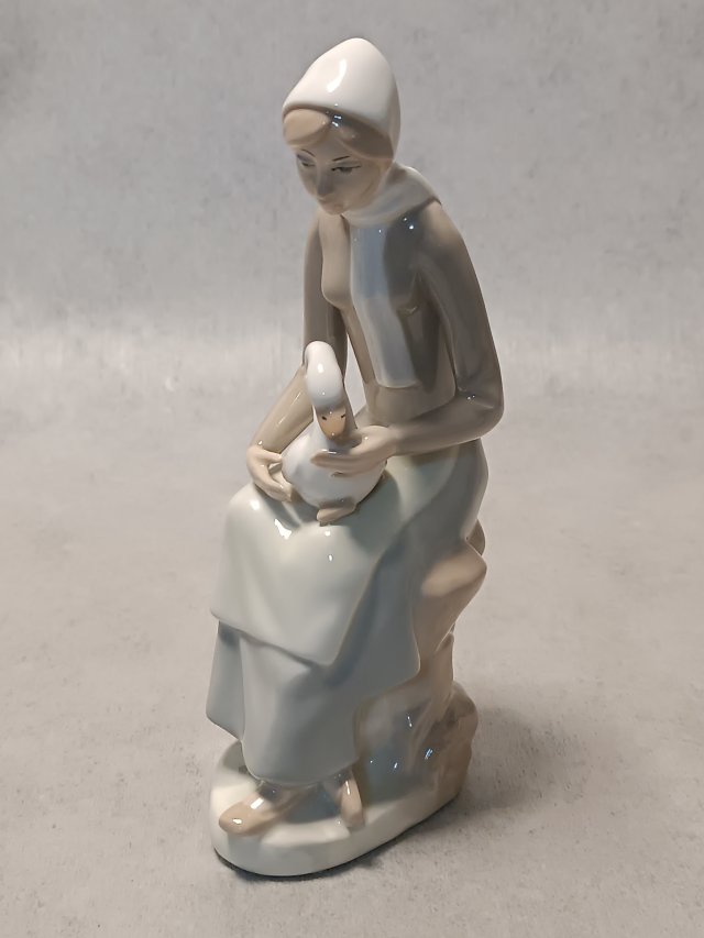 CASADES Porcelanowa Figurka Dziewczynka z gęsią na kolanach Porcelanas S.A Made in Spain