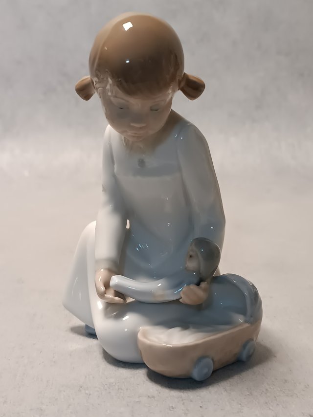 LLADRO seria Zaphir Dziewczynka z lalką