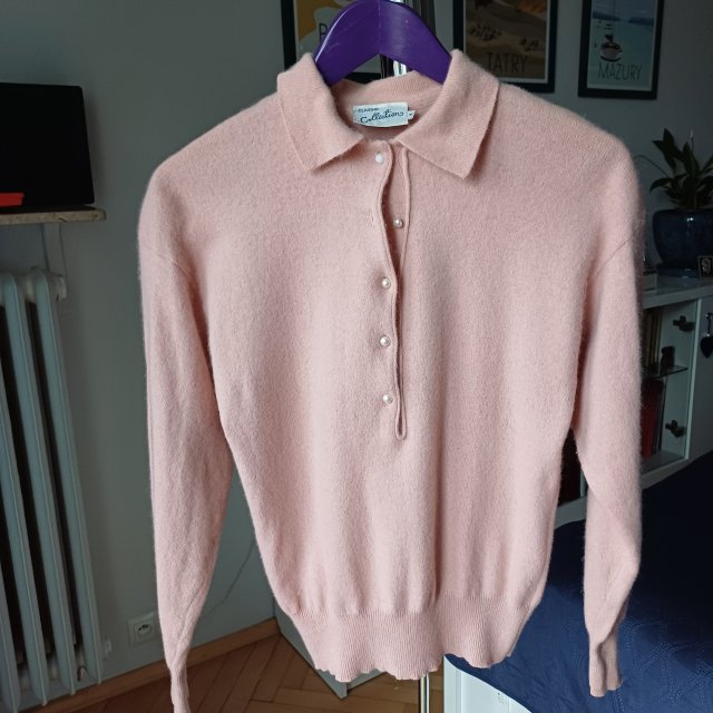 Sweter typu polo.