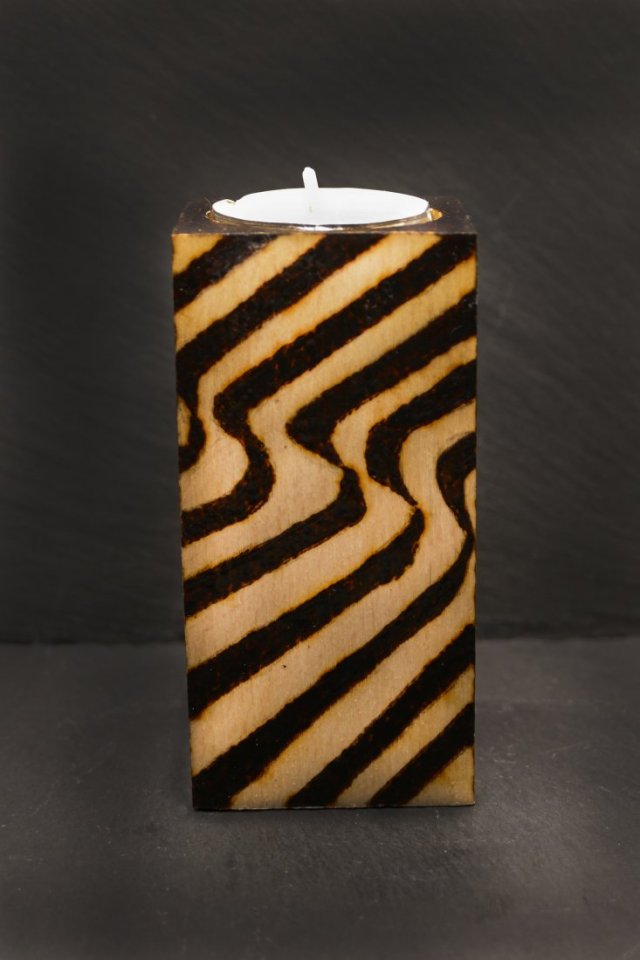 Drewniany świecznik tealight – Zebra, ręczna pirografia, idealny prezent, upominek