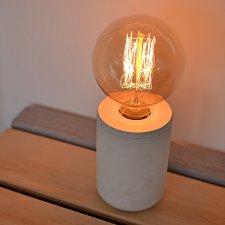 lampa w betonowej oprawie z żarówką Edisona