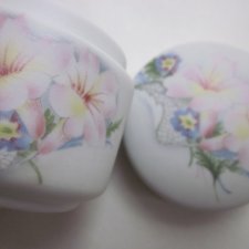 IBIS - Porcelanas Portugal  - porcelanowe biskwitowe pięknie zdobione puzderko