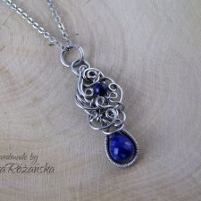 Wisiorek z lapis lazuli, wire wrapping, stal chirurgiczna