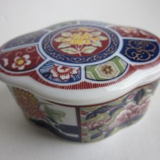 Na Skarby Imari Style porcelanowe puzderko...ciekawa forma bogate zdobienie