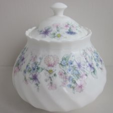 WEDGWOOD APRIL FLOWERS BONE CHINA  eleganckie duża kobieca cukiernica seria kolekcjonerska