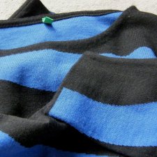 Czarna dzianinowa sukienka, tunika z niebieskim pasem firmy Benetton rozm. L