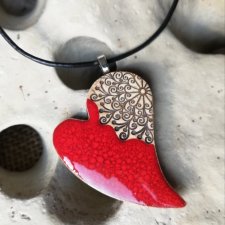 Czerwony naszyjnik ceramiczny GORĄCE SERCE -  unikatowy naszyjnik z rozetką - czerwone serce ceramiczne 50x35 mm - biżuteria autorska GAIA
