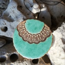 Malachitowy naszyjnik z wytłoczonym ornamentem -  wisior ceramiczny ⌀65 mm - długi naszyjnik z wisiorem - GAIA ceramika