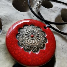 Soczyście czerwony naszyjnik idealny na prezent dla kobiety - okrągły wisiorek ⌀ 5 cm - pomysł na romantyczny prezent dla niej - biżuteria autorska GA