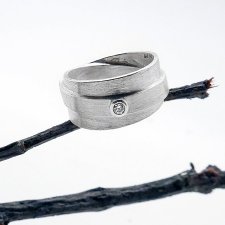 Srebrny satynowy pierścionek wstęga z topazem