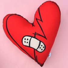 Poduszka Serce rysunkowe z plastrem