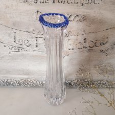 Krysztalowy wazon z kobaltowym akcentem
