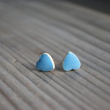 Malutkie jasno niebieskie serduszka ceramiczne kolczyki/stal chirurgiczna