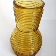 Szklany wazon pierścienie bursztynowy prądniczanka PRL