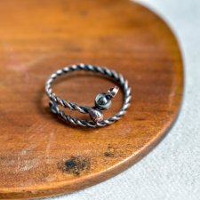 Mini z hematytem - pierścionek minimalistyczny z miedzi