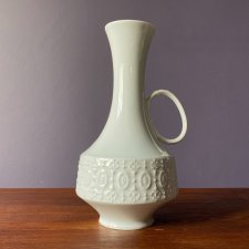 Biały porcelanowy wazon