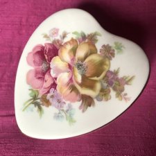 Countes Fine Bone China Staffordshire England  szlachetnie porcelanowe puzdro uroczo kwiatowo zdobione