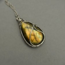 Wisiorek ze złotym labradorytem, wire wrapping, stal chirurgiczna, labradoryt wisior