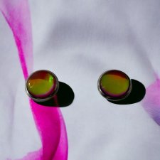 Kolczyki-sztyfty NEON w kolorze srebrnym - czerwone oczka