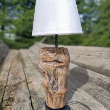 Drewniana lampa na stolik