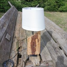 Drewniana lampa na stolik