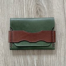 Zielony portfel ze skóry ręcznie uszyty na karty