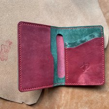 Czerwono-zielony portfel ze skóry ręcznie uszyty.