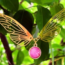 Naszyjnik MIDSOMMAR – Motyl w kolorach złota i różu