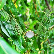 Naszyjnik MIDSOMMAR – Motyl w kolorach złota, zieleni i bieli